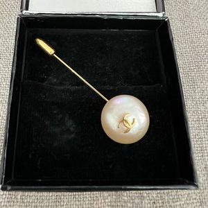 Chanel pearl pin / brooch